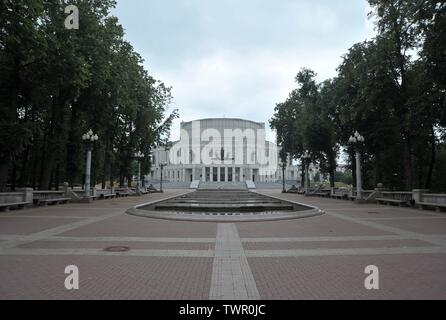 Minsk. La Bielorussia. Il 22 giugno 2019. Una vista generale della National Academic Grand Opera e del Balletto della Repubblica di Bielorussia è situato in un parco nella Trinità Hill distretto di Minsk. Foto Stock