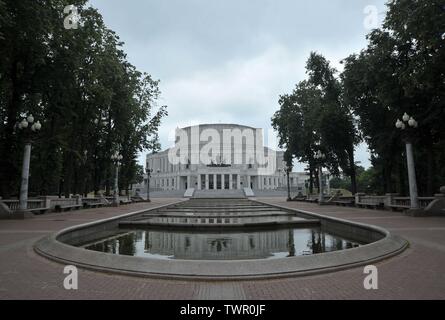 Minsk. La Bielorussia. Il 22 giugno 2019. Una vista generale della National Academic Grand Opera e del Balletto della Repubblica di Bielorussia è situato in un parco nella Trinità Hill distretto di Minsk. Foto Stock