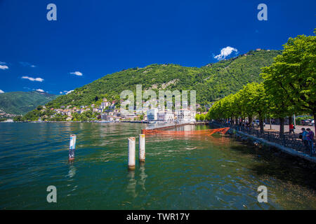 COMO, Italia - Giugno 1, 2019 - Como città circondata da montagne Foto Stock