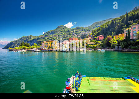 Varena vecchia città sul lago di Como con le montagne sullo sfondo, l'Italia, l'Europa. Foto Stock