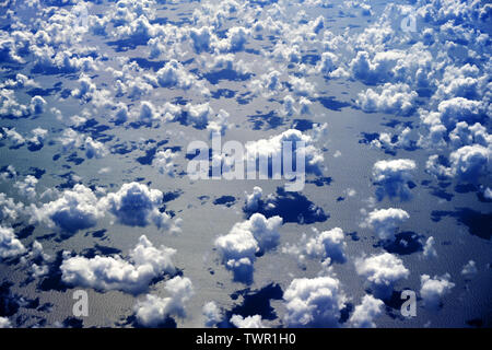 Fluffy rotto cumulus sull Oceano Atlantico Foto Stock