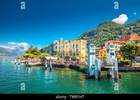 Varena vecchia città sul lago di Como con le montagne sullo sfondo, l'Italia, l'Europa. Foto Stock