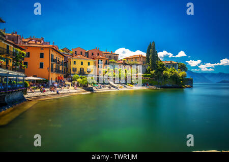 VARENNA, Italia - Giugno 1, 2019 - Varenna città vecchia con le montagne sullo sfondo, l'Italia, l'Europa. Foto Stock