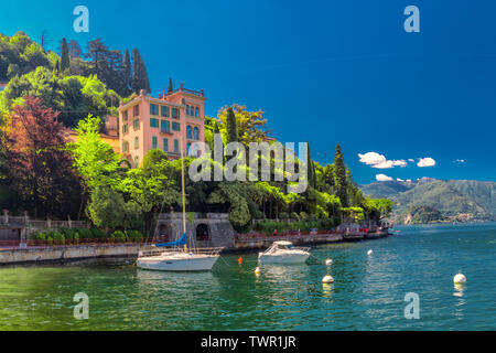VARENNA, Italia - Giugno 1, 2019 - Traghetto a Varenna vecchia città sul lago di Como con le montagne sullo sfondo, l'Italia, l'Europa. Foto Stock