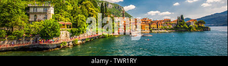 VARENNA, Italia - Giugno 1, 2019 - Varenna città vecchia con le montagne sullo sfondo, l'Italia, l'Europa. Foto Stock