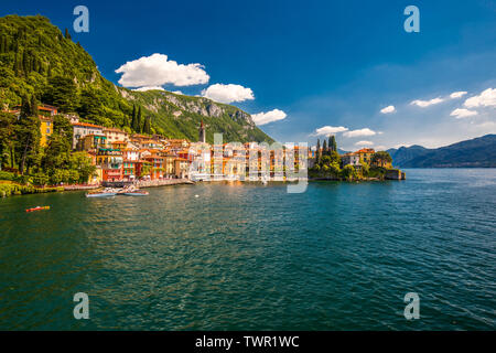 Varenna città vecchia con le montagne sullo sfondo, l'Italia, l'Europa. Foto Stock