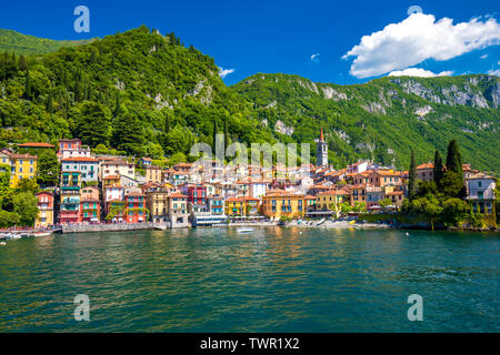 Varenna vecchia città sul lago di Como con le montagne sullo sfondo, Lombardia, Italia, Europa. Foto Stock