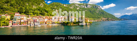 Varenna vecchia città sul lago di Como con le montagne sullo sfondo, Lombardia, Italia, Europa. Foto Stock