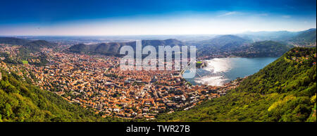 Como città sul lago di Como circondato da montagne in Italia la Regione Lombardia, Italia, Europa. Foto Stock