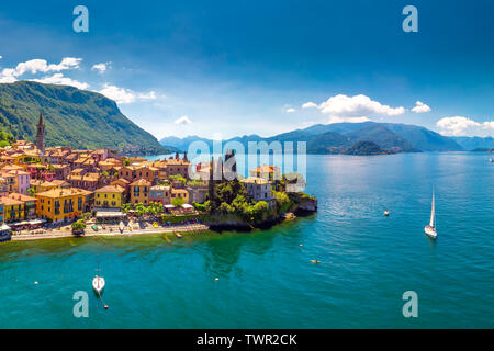 Vista aerea di Varena vecchia città sul lago di Como con le montagne sullo sfondo, l'Italia, l'Europa. Foto Stock