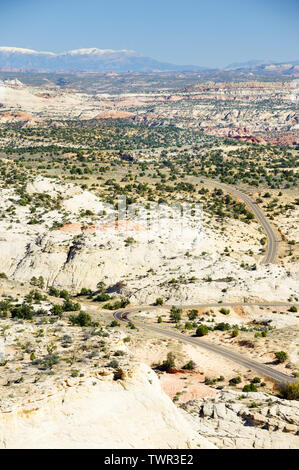 Scenic Byway 12 passando attraverso il paesaggio desertico, visto dalla testa delle rocce si affacciano vicino a Escalante, Utah. Henry Mountains in background. Foto Stock