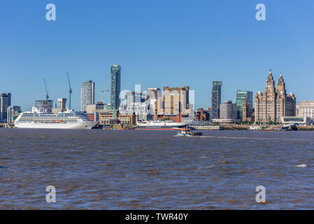 Invicta nave da crociera nel fiume Mersey a Liverpool pierhead. Il Royal Liver Building. Foto Stock