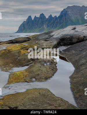 L'isola di Senja nell'artico norvegese è meno alternativa popolare alle Lofoten con vedute mozzafiato del paesaggio di montagna e aspre coste naturale Foto Stock