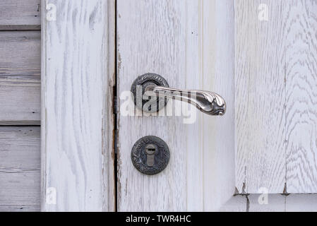 Antique old vintage grigio porta in legno con maniglia di ferro e toppa Foto Stock