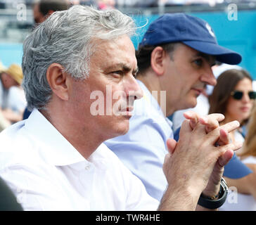 Londra, Regno Unito. Il 22 giugno, 2019. Londra, Inghilterra - 2 giugno: Jose Mourinho Ex Manchester United manager guardando Feliciano Lopoez (ESP) nella semi-finale Semi-Final durante il giorno 6 dell'Fever-Tree campionati a Queens Club a giugno 22, 2019 a Londra, Regno Unito. Credit: Azione Foto Sport/Alamy Live News Foto Stock