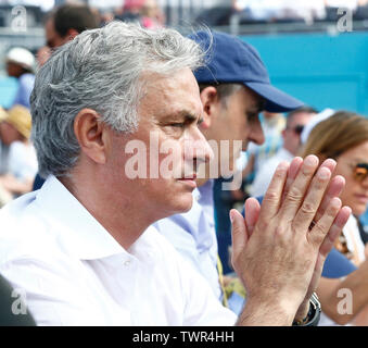 Londra, Regno Unito. Il 22 giugno, 2019. Londra, Inghilterra - 2 giugno: Jose Mourinho Ex Manchester United manager guardando Feliciano Lopoez (ESP) nella semi-finale Semi-Final durante il giorno 6 dell'Fever-Tree campionati a Queens Club a giugno 22, 2019 a Londra, Regno Unito. Credit: Azione Foto Sport/Alamy Live News Foto Stock