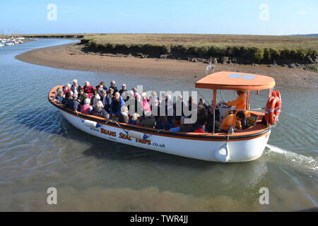 La gita in barca per vedere le foche al punto Blakeney Riserva Naturale, Norfolk, Regno Unito Foto Stock