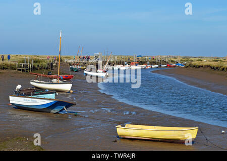 Piccole imbarcazioni e barche da pesca accanto all' estuario a Morston Quay, punto Blakeney Riserva Naturale, Norfolk, Regno Unito Foto Stock