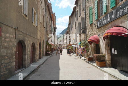 VILLEFRANCHE DE CONFLENT, FRANCIA, Pirenei orientali - 06/06/2019: turistico strada costeggiata da vecchie case nel borgo medievale Foto Stock