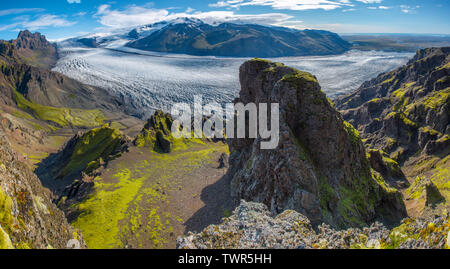 Punto di vista che si affaccia Skaftafellsjokull in Skaftafell national park, dalla cima della montagna Kristinartindar. Lungo il braccio di origine glaciale che scorre su di una laguna. Foto Stock