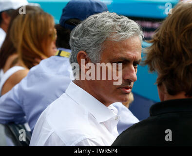 Londra, Regno Unito. Il 22 giugno, 2019. Londra, Inghilterra - 2 giugno: Jose Mourinho Ex Manchester United manager guardando Feliciano Lopoez (ESP) nella semi-finale Semi-Final durante il giorno 6 dell'Fever-Tree campionati a Queens Club a giugno 22, 2019 a Londra, Regno Unito. Credit: Azione Foto Sport/Alamy Live News Foto Stock