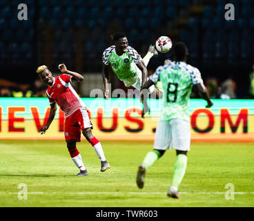 Alessandria, Egitto. Giugno 22, 2019: Kenneth Giosia omeruo della Nigeria voce la palla lontano durante la Coppa d'Africa delle Nazioni match tra la Nigeria e il Burundi in Alessandria Stadium di Alexandia, Egitto. Ulrik Pedersen/CSM. Foto Stock