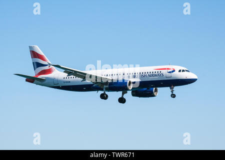 British Airways in volo da Londra avvicinando Gibilterra Aeroporto internazionale da oltre la baia di Gibilterra alla pista. Foto Stock