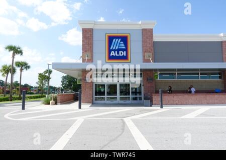 Ft. Pierce, FL/USA-6/21/19: gli esterni di Aldi che è una famiglia tedesca di proprietà di sconto catene di supermercati vendono prodotti freschi, la carne e gli elementi di generi alimentari. Foto Stock