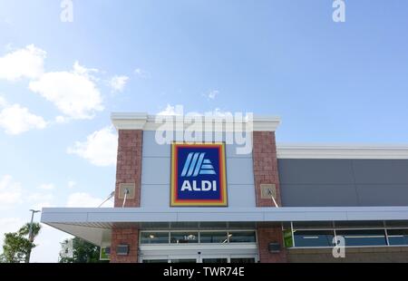 Ft. Pierce, FL/USA-6/21/19: gli esterni di Aldi che è una famiglia tedesca di proprietà di sconto catene di supermercati vendono prodotti freschi, la carne e gli elementi di generi alimentari. Foto Stock