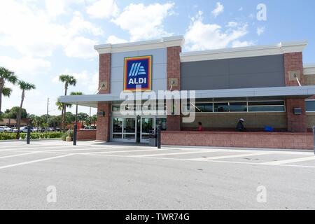 Ft. Pierce, FL/USA-6/21/19: gli esterni di Aldi che è una famiglia tedesca di proprietà di sconto catene di supermercati vendono prodotti freschi, la carne e gli elementi di generi alimentari. Foto Stock