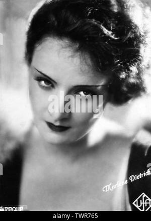 MARLENE DIETRICH come Lola Lola in BLUE ANGEL / Der blaue Engel 1930 Direttore Josef von Sternberg romanzo Heinrich Mann Universum Film / Universum Tonfilm / Paramount Pictures (USA) / Wardour Films (UK) Foto Stock