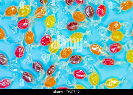 Modello di una varietà di multi-colore di candy elettrico su sfondo blu Foto Stock