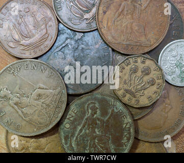 Vecchie monete Britanniche, un penny monete. threepenny bit,halfpenny e sixpence. Isole britanniche. Foto Stock