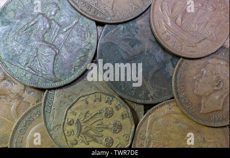 Vecchie monete Britanniche, un penny monete. threepenny bit,halfpenny e sixpence. Isole britanniche. Foto Stock