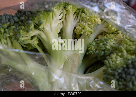 Broccoli in sacchetto di plastica. Regno Unito Foto Stock