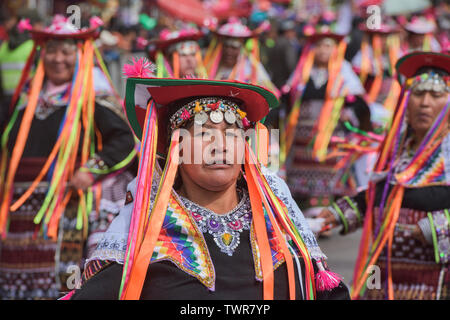 Costume danzatrice presso il colorato Gran Poder Festival, La Paz, Bolivia Foto Stock