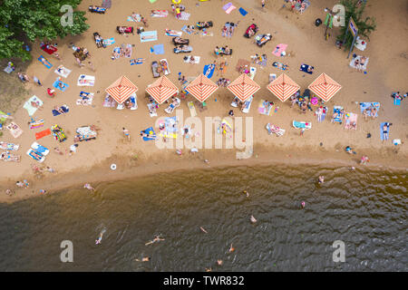 Una vista in pianta di una spiaggia pubblica in un parco in una calda giornata estiva, in Khimkli città della regione di Mosca, Russia, registrato con un drone Foto Stock