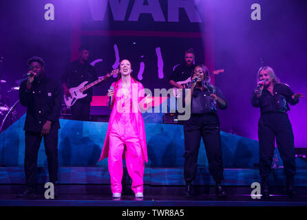 Il tempo di sette grafico britannico-topper e Grammy-vincitore Jess Glynne esegue per War Child BRITs settimana al O2 Shepherd's Bush Empire con: Jess Glynne dove: Londra, Regno Unito quando: 22 maggio 2019 Credit: Phil Lewis/WENN.com Foto Stock