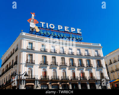 Madrid, Spagna - Maggio 2019: Tio Pepe famosa marca di Sherry segno sulla parte superiore dell edificio storico in Puerta del Sol Foto Stock