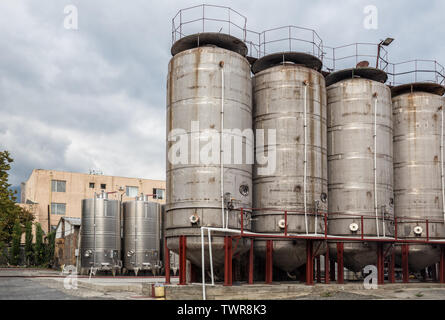 KVARELI, GEORGIA - Ottobre 01, 2018: serbatoi di fermentazione per la produzione di vino all'aperto nel cortile dello stabilimento Kindzmarauli Corporation Foto Stock