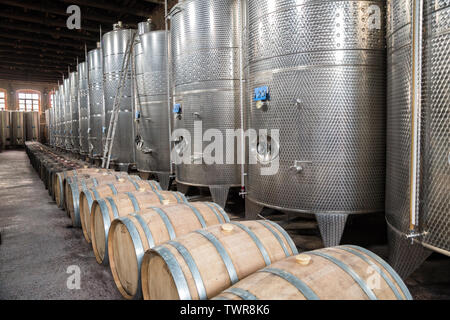 KVARELI, GEORGIA - Ottobre 01, 2018: serbatoi di fermentazione per la produzione di vino e la botte di legno per l'invecchiamento del vino della pianta Kindzmarauli Corporation Foto Stock