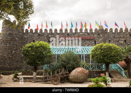 KVARELI, GEORGIA - Ottobre 01, 2018: progettazione del cortile della pianta Kindzmarauli Corporation Foto Stock