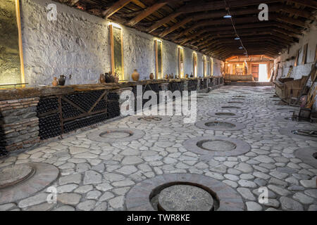 KVARELI, GEORGIA - Ottobre 01, 2018: vinificazione secondo la tradizionale tecnologia Georgiano in grandi brocche di argilla Kvevri, sepolti nella terra. Impianto o Foto Stock