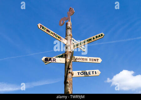 Un dito di legno post o marcatore di modo di dare indicazioni all'Africa Oye music festival di Sefton Park, Liverpool, Merseyside, Regno Unito Foto Stock
