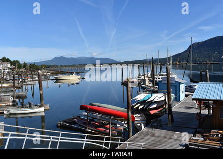 Cowichan Bay marina su un tranquillo e soleggiato al mattino, BC, Canada Foto Stock