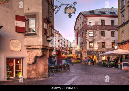 Scena di sera nel centro di Innsbruck, Austria. La scena è catturata lungo la famosa Herzog-Friedrich dotato di alcune case storiche linining Foto Stock