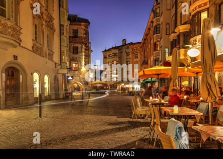 Scena di sera nel centro di Innsbruck, Austria lungo la famosa Herzog-Friedrich dotato di alcune case storiche linining la strada. Foto Stock