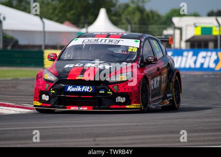 Dalton on Tees, Inghilterra, 15 giugno 2019. Nic Hamilton alla guida di una Ford Focus RS per ROKiT Racing con la Motorbase durante le prove libere per il Kwik montare British Touring Car Championship a Croft Racing circuito. Foto Stock
