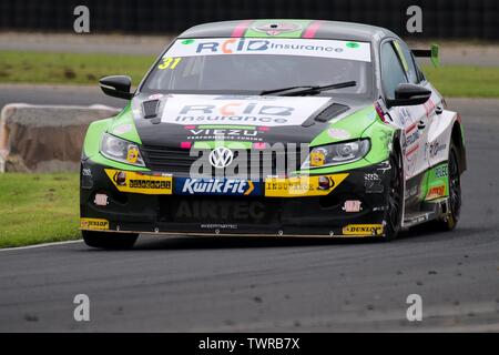 Dalton on Tees, Inghilterra, 15 giugno 2019. Jack Goff alla guida di una Volkswagen CC per RCIB Assicurazione con Fox trasporto durante le prove libere per il Kwik montare British Touring Car Championship a Croft Racing circuito. Foto Stock