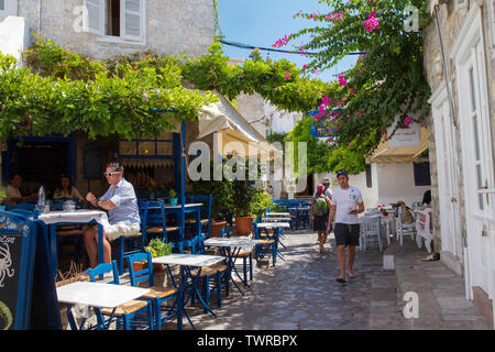 Cafe in luogo oscuro in Hydra città- meravigliosa isola Hydra! Foto Stock